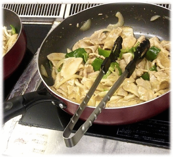 豚の生姜焼・ニラ玉・肉野菜炒め・大根の田楽・オレンジ・杏仁豆腐