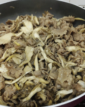 「牛肉と舞茸のしぐれ煮」　「豚とトマトの中華風」　「がんもとカブの炊き合わせ」　「カニカマとほうれん草の三色和え」　「タピオカ入りフルーツカクテル」