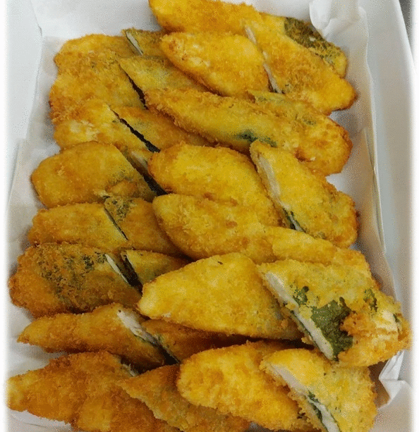「ササミ紫蘇カツ」　「ちくわときゅうりの辛マヨ」　「牛肉たっぷりハッシュドビーフ」　「ウィンナーソテー」 「キクラゲと玉子の中華炒め」　「バニラヨーグルト」
