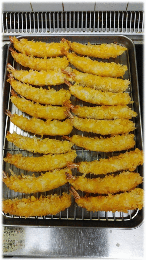 「エビフライ・タルタルソース」　「エビと豆腐のとろみ煮」　「カツの玉子とじ」　「豚肉のクリーム煮」　「さくらんぼ」　「プリン」
