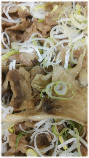  「牛肉と舞茸のしぐれ煮」　「豚とトマトの中華風炒め」　「ふきのとう味噌」　「ナスの焼き浸し」　「ホーレン草のサラダ」　「コーンとインゲンのソテー」　「メロン」　「プリン(ブルーベリーソース)」