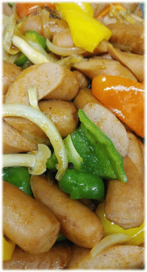 「ウインナーとパプリカの炒め煮」　「揚げシュウマイ」　「豚肉と小松菜の味噌炒め」　「カニカマとホーレン草の三色和え」　「みかん」