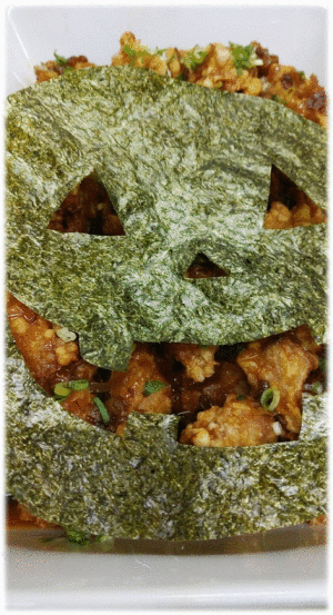 「油淋鶏（ユーリンチー）」　「牛肉と秋野菜のオイスター炒め」　「豚バラ肉と小松菜の玉子炒め」　「鶏と油揚げのみぞれ煮」　「カニカマのハロウィンサラダ」　「りんご」　「ブルーベリーソース ヨーグルト」