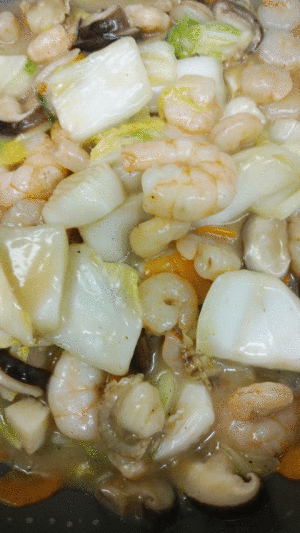 「海鮮中華炒め」「鶏と厚揚げゴマ味噌仕立て」「ニラ玉」「オクラのおひたし」「肉野菜炒め」「カットメロン🍈」「プリン🍮」