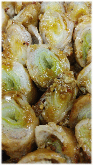 「豚肉のネギ巻き焼き」　「鶏そぼろ大根」　「白菜の漬物」　「青椒肉絲(チンジャオロースー)」　「ニラ玉」　「ソーセージのピザ風」　「プリン🍮」　「りんご🍏」