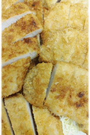 「ロースカツ（受験に勝つ！)」　「鶏としめじの大葉風味煮」　「八宝菜」　「ベーコンスクランブルエッグ」　「牛スキ煮」　「バニラヨーグルト」　「苺🍓」