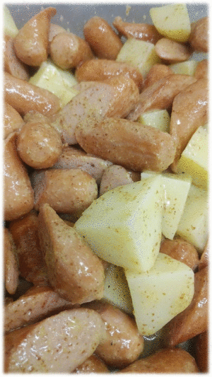「ウインナーとポテトの粒マスタード合え」　「大根の煮物」　「豚肉とチンゲン菜の中華炒め」　「もやしと大葉のナムル」　「エビチリソース」　「フルーツ盛り合せ」　「杏仁豆腐」