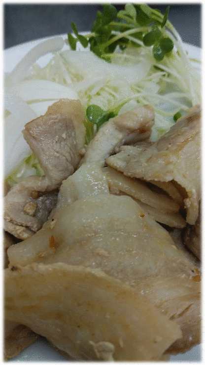 「豚肉の生姜焼」　「牛肉のしぐれ煮」　「キンピラゴボウ」  「ベビーホタテと野菜の味噌炒め」　「キュウリとチクワのナムル風」　「キクラゲの玉子炒め」  「キュウイフルーツ」　「ヨーグルト(ブルーベリー)」　「新潟お祭り屋台の定番お菓子　ポッポ焼き」