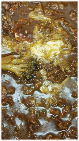 「ビーフストロガノフ」　「豚肉としめじの大葉風味」  「鶏親子煮」　「ベーコンスクランブル」  「オクラのおひたし」　「バナナ🍌」　「マンゴープリン」