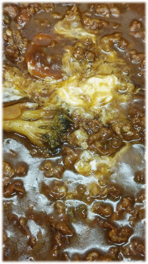 「ビーフストロガノフ」　「豚肉としめじの大葉風味」  「鶏親子煮」　「ベーコンスクランブル」  「オクラのおひたし」　「バナナ🍌」　「マンゴープリン」