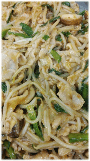 「豚肉と野菜の四川風」　「牛肉とナスのグラタン」  「里芋の田舎煮」　「チクワとキューリのサラダ」  「豚バラ大根」　「パイナップル🍍」　「プリン🍮」