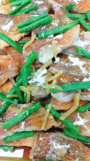 「赤魚の煮つけ」「ブリ大根」「肉野菜炒め」「チーズハンバーグ」「大根サラダ」「車麩の玉子とじ」「杏仁豆腐」「カットメロン🍈」