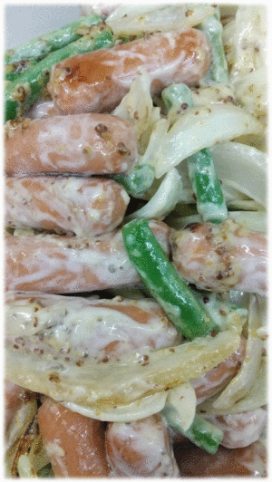「ソーセージのマスタード炒め」 「豚角煮」 「牛すき煮」 「大根とがんもの煮物」 「へぎそば」 「フルーチェ」 「柿」