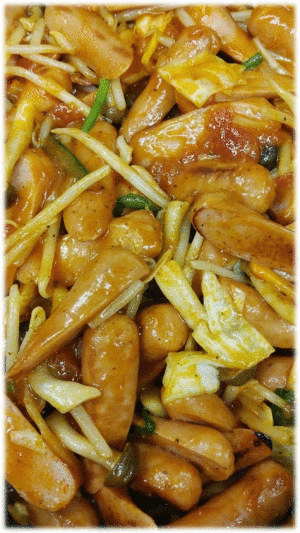 「ウインナーと野菜のトマトソース炒め」　「八宝菜」  「きのこたっぷりオムレツ🍄」　「ポテト玉子サラダ🥔🥚」  「チャプチェ」　「梨」　「マンゴープリン🥭🍮」