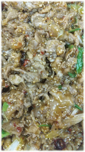 「牛カルビ焼き」　「豚バラ大根」　「白菜のうま煮」  「茄子の味噌炒め」　「ソーセージのマスタード風味」  「プリン🍮」　「柿」