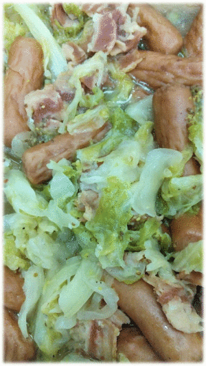 「シュークルート」　「白菜のクリーム煮」  「牛カルビ」　「ベーコンスクランブル」  「ポテトサラダ🥔」　「杏仁豆腐」　「パイン🍍」