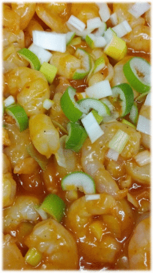 「プリプリエビのチリソース🦐」　「クリームコロッケ」  「豚としめじの大葉風味煮🍄」　「ウインナーポテト🥔(カレー味)」  「白菜と肉団子のトマトソース🍅」　「パイン🍍」　「プリン🍮」