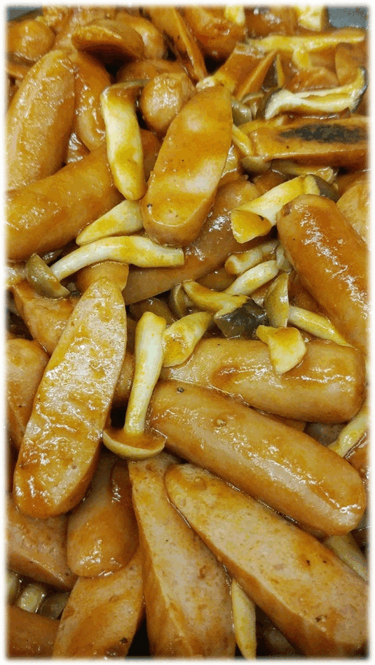「ウインナー・トマトソース炒め」  「豚肉生姜焼きオニオン風味」  「鶏と野菜のクリームシチュー」　「オクラおひたし」  「豚肉・きくらげ・卵の中華風」　「フルーチェ(ピーチ🍑)」　「パイナップル🍍」