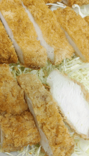 「チキンカツ」「ぷりぷりエビのエビマヨ🦐」「玉子サラダ🥚」  「豚としめじの大葉風味🍄」　「里芋のそぼろ煮」  「ふきのとう味噌」　　「バナナ🍌」　　「杏仁豆腐🐼」