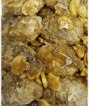 「ハンバーグ・マッシュルームソース」　「八宝菜🥬🦐」  「肉じゃが🥔」　「大根サラダ🥗」　「牛肉と厚揚げの煮物」  「マンゴーゼリー🥭」　「メロン🍈」　「ふるさとの味 笹団子」