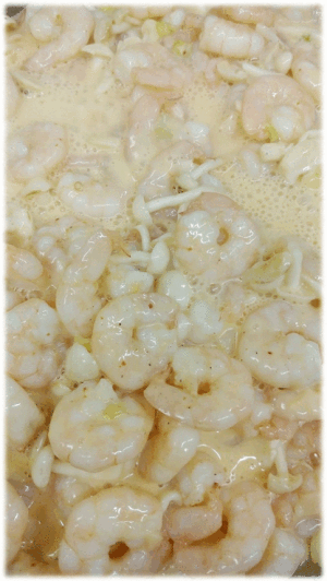 「ぷりぷり エビマヨ🦐」　「牛肉と野菜のプルコギ🐂」　「ご当地グルメ イタリアン」　「ウインナーソテー」　「ボリューム満点！ 栃尾の油揚げ」　「油揚げのそぼろ煮」　「ふる里の味 笹団子🍃」　「パイナップル🍍」　「プリン🍮」