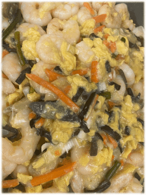 「海老と玉子の中華炒め🦐」　「豚肉とがんもの煮物」　「ソーセージと蓮根のマスタードソテー」　「肉団子」　「マカロニサラダ🥗」　「ベリーヨーグルト」　「みかん🍊」