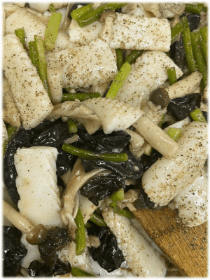 「いかと茸の中華炒め🦑🍄」　「豚肉と厚揚げの煮物」　「焼き海苔」　「ソーセージのケチャップソテー」　「茄子のそぼろ炒め🍆」　「マカロニサラダ🥗」　「ベリーヨーグルト」　「みかん🍊」