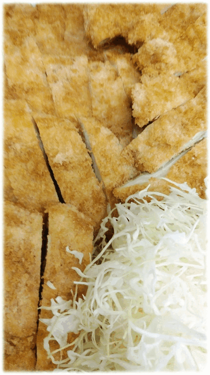 「チキンカツ🍗」　「和風ハンバーグ」　「ふわ玉キノコ🍄」　「ウインナーソテー」　「チクワとキュウリの辛子マヨネーズ🥒」　「海鮮旨煮🦐🦑」　「フルーチェ(メロン)🍈」　「パイナップル🍍」