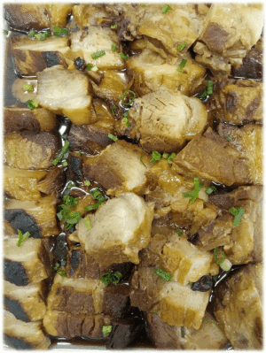 「やわらか 豚角煮🍖」　「プリプリ 海老チリ🦐」　「牛カルビ焼き🐂」　「ボリューム満点！ 栃尾の油揚げの煮物」　「帆立のクリーム煮🍲」　「ふる里の味 笹団子🍃」　「マンゴーゼリー🥭」　「苺🍓」