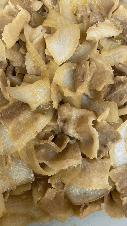 「豚肉の生姜焼き🐖」　「牛肉と里芋の煮物🐂」  「ソーセージのデミグラスソース」　「麻婆豆腐」  「マカロニサラダ🥗」　「マンゴーゼリー🥭」　「バナナ🍌」