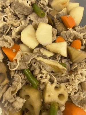 「牛肉と根菜の煮物🐂」 「豚肉と卵の炒め物🐖」 「帆立と茸のソテー」「ソーセージのトマトデミグラスソース」 「ごぼうサラダ🥗」「パインゼリー🍍」「バナナ🍌」 「牛肉と根菜の煮物🐂」 「豚肉と卵の炒め物🐖」 「帆立と茸のソテー」「ソーセージのトマトデミグラスソース」 「ごぼうサラダ🥗」「パインゼリー🍍」「バナナ🍌」