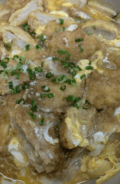 「カツ玉子とじ🐖🥚」「マーボー豆腐」「オクラおひたし」  「エビの味噌マヨ炒め🦐」「鶏肉クリームソース煮🐔」  「ぶどう🍇」「ふる里の味笹団子🍃」「マンゴーゼリー🥭」
