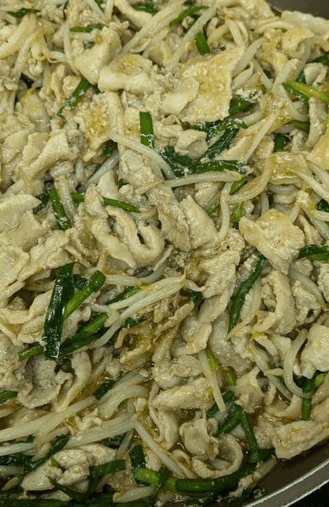 「豚肉と野菜の四川風🔥」「ハンバーグ・トマトソース🍅」  「海鮮中華🦑🦐」 「玉子サラダ🥚」 「シュークルート」  「フルーツゼリー」　　「パイナップル🍍」