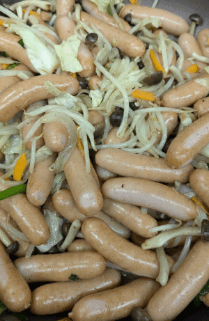 「ウインナーと野菜の中華炒め」　「クリームコロッケ」  「牛肉とトマトのオイスター風味🐂」　「栃尾の油揚げ」  「豚の四川風🐖」　　　「ぶどう（種無し巨峰）🍇」  「ふる里の味笹団子」　 　「プリン🍮」