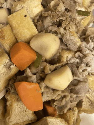「牛肉と栃尾油揚げの煮物🐂」　　「八宝菜🥬」  「豚肉の味噌マヨネーズ炒め🐖」　「マカロニサラダ🥗」  「手作りハンバーグ～茸の中華風ソース～🍖」  「ベリーヨーグルト」　　　　　「バナナ🍌」