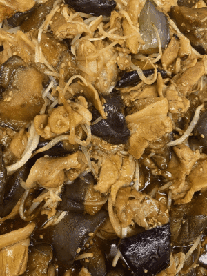 「豚肉と茄子の中華炒め🐖🍆」「海老と卵の炒めもの🦐」  「牛肉のクリーム煮🐂」「ソーセージのデミグラスソース」  「ごぼうサラダ🥗」「マンゴーゼリー🥭」「パイン🍍」　