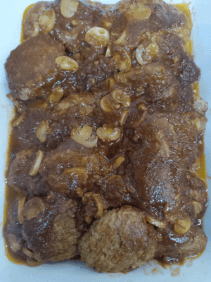 「ハンバーグのオニオンソース」 「いかの煮物🦑」  「牛のコチュジャン炒め🐂」 「豚のゴマ担々スープ🐖」  「ポテトサラダ🥔🥗」　「プリン🍮」　「梨🍐」
