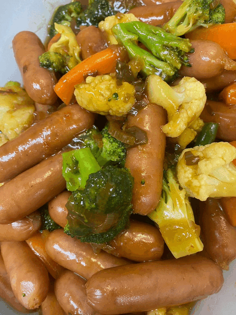 「ソーセージの中華風」「イカとブロッコリーの煮物🦑🥦」  「牛肉と厚揚げの煮物🐂」「豚肉と茄子の麻婆炒め🐖🍆」  「味玉ポテトサラダ🥚🥗」　「マンゴーゼリー」　「柿」