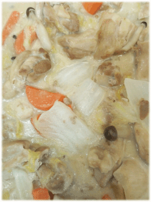 「鶏と白菜のクリーム煮🍲🥬」　「牛カルビ焼き🐂」　「魚介のアヒージョ🦐🦑🥦」　「煮込みハンバーグ」　「茄子の揚げびたし🍆」　「苺ヨーグルト🍓」　「ぶどう🍇」