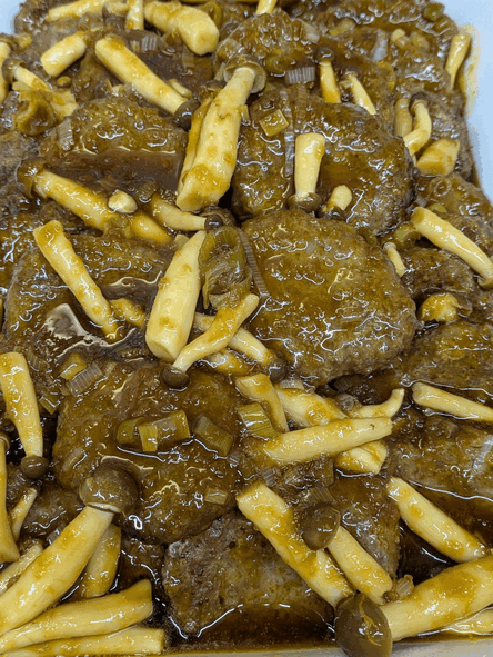 「和風ハンバーグ」 「プルコギ🍖」　「オクラのおひたし」  「筑前煮」　「玉子サラダ🥗」　「ソーセージ炒め」  「草(よもぎ)大福餅🍃」　「パイナップル🍍」　「ヨーグルト🥛」