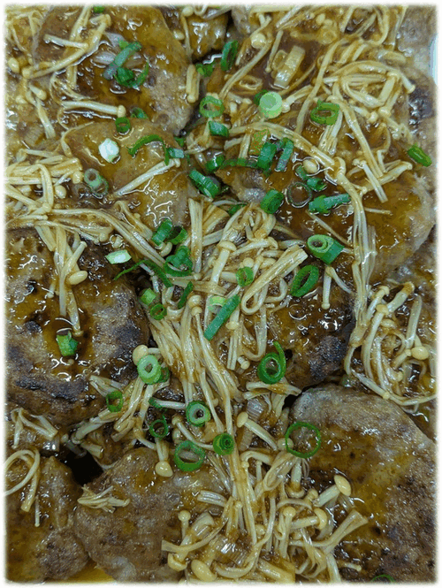 「和風ハンバーグ」　「牛肉のオイスターソース炒め🐂」　「チキントマトソース🍗🍅」　「ツナ＆マカロニ サラダ🥗」　「厚焼玉子🍳」　「旬の味 苺🍓(とちあいか)」　「桜🌸杏仁豆腐🥛」