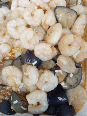 「海老と茄子の旨辛ネギだれ🦐🍆」　「牛カルビ🐂」  「豚の黒酢炒め🐖」　「ボリューム満点！栃尾の油揚げ(チーズ)」  「春の香り ふきのとう味噌」　「ポテトサラダ🥔🥗」  「新潟お祭り屋台🏮の定番ポッポ焼き」「杏仁豆腐🥛」「バナナ🍌」