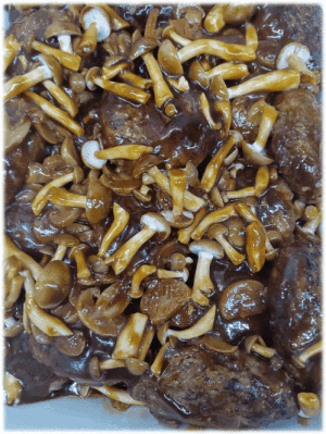 「ハンバーグ きのこソース🍄」　「青椒肉絲(チンジャオロースー)🍖」　「八宝菜🦐🦑🍖🥬」 「ボリューム満点！ 栃尾の油揚げ(チーズサンド🧀)」　「春の香り ふきのとう味噌」 「豚の黒酢炒め🐖」　「ヨーグルト🥛」　「新潟お祭り屋台🏮の定番お菓子 ポッポ焼き」　「パイン🍍」