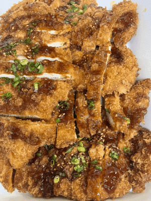 「甘辛ソースのチキンカツ🍗」　　「麻婆ナス🍆」　「海鮮旨煮🦐🦑🥬」　「ボリューム満点！ 栃尾の油揚げ」　「スパゲティサラダ🥗」　「ぶどう🍇」　「プリン🍮」