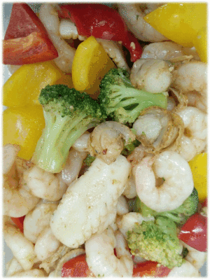 「魚介のXO醤炒め🦐🦑🥦」　「牛肉と白菜のすき煮🐂🥬」　「豚の四川風🌶」　「イカのトマト煮🦑🍅🍆」　「ルーローハン🍖」　「新潟ブランド苺 越後姫🍓」　「新潟お祭り屋台🏮の定番お菓子 ポッポ焼き」　「ヨーグルト🥛」