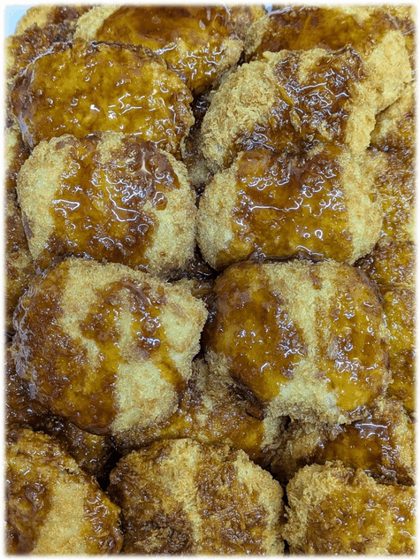「新潟名物 たれカツ」　「煮込みハンバーグ」　「牛スキ煮🐂」　「ウインナーソテー」　「ハム＆パスタサラダ🥗」　「春の香り ふきのとう味噌」　「草(よもぎ)大福餅🍃」　「ぶどう🍇」　「杏仁豆腐🥛」