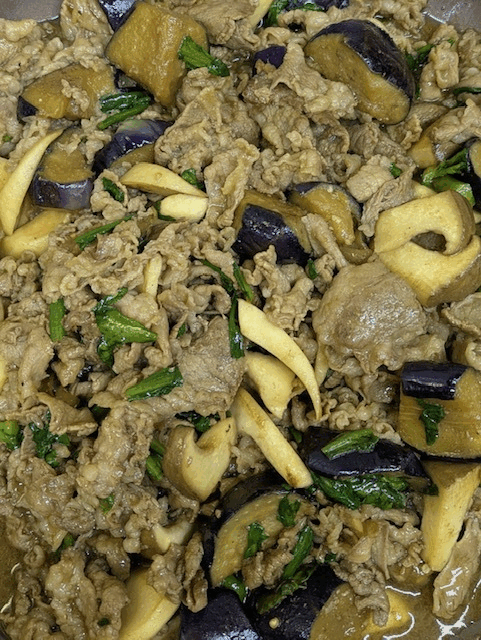 「牛肉と野菜の牡蠣油炒め🐂」「海老と里芋のあんかけ🥔」  「エビチリソース🦐」「牛肉とごぼうの甘辛炒め」「照焼チキン」  「パイナップル🍍」　「草大福🍃」　「マンゴーゼリー🥭」