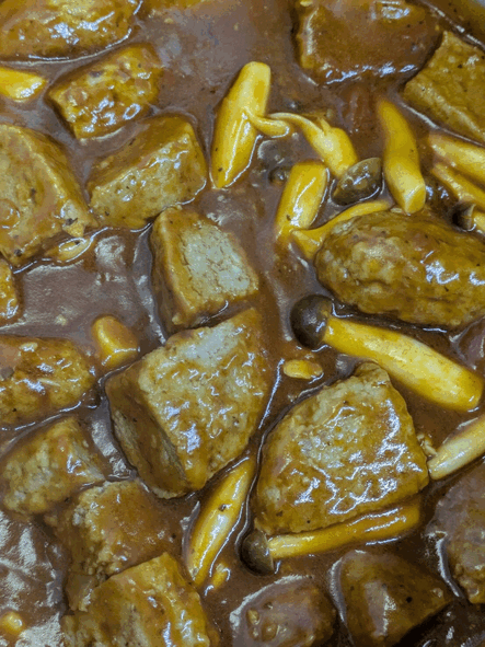 「ハンバーグ・トマトソース🍅」　「筑前煮」　「煮豚🍖」　「ツナ＆マカロニサラダ🥗」 「豚キムチ🐖」　「バナナ🍌」　「苺フルーチェ🍓」