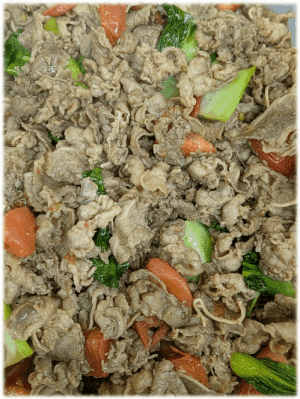 「牛肉とトマトの牡蠣油風味🐂🍅」　「肉野菜炒め🍖🥬」　「ぷりぷり 海老マヨ🦐」　「牛肉とさつま揚げの煮物🍲」　「玉こんにゃくそぼろ」　「りんご🍎」　「マンゴーゼリー🥭」