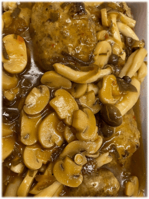 「手作りハンバーグ 茸🍄の中華風ソース」　「牛肉と里芋の煮物🐂」  「豚肉の味噌マヨネーズ炒め」　「ごぼうサラダ🥗」  「厚揚げと玉こんにゃくの煮物」　「ヨーグルト」　「みかん🍊」